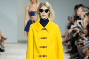 Женское желтое пальто: как правильно выбрать модель и с чем носить этот вид верхней одежды